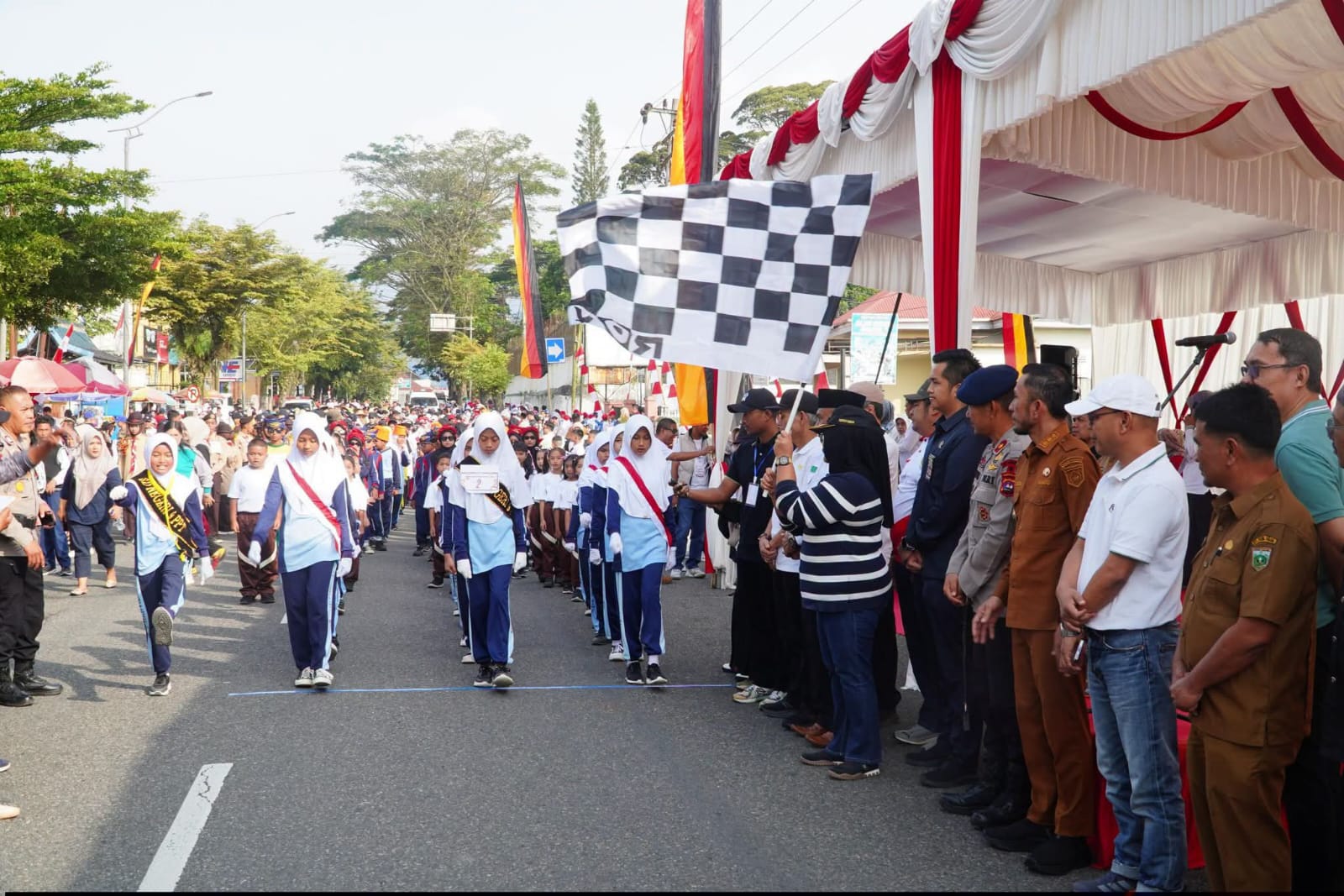 Suasana gerak jalan tepat waktu digelar Diknas.